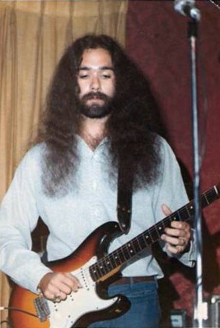 John%20Earl%20Walker%20on%20the%20Fender%20sunburst%20at%20a%20South%20Carolina%20gig%20in%201973%2E